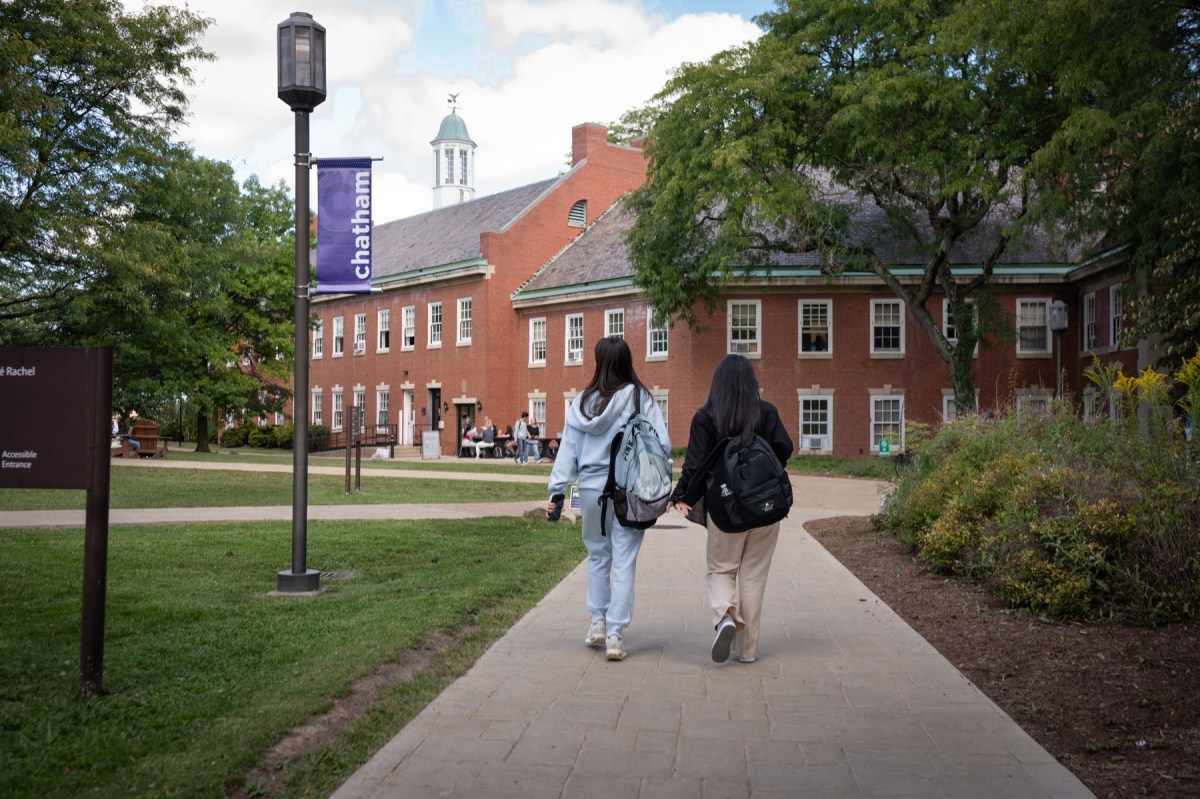 People walk through Chatham University’s campus on Tuesday, Sept. 19, 2023. (Photo by Stephanie Strasburg/PublicSource)