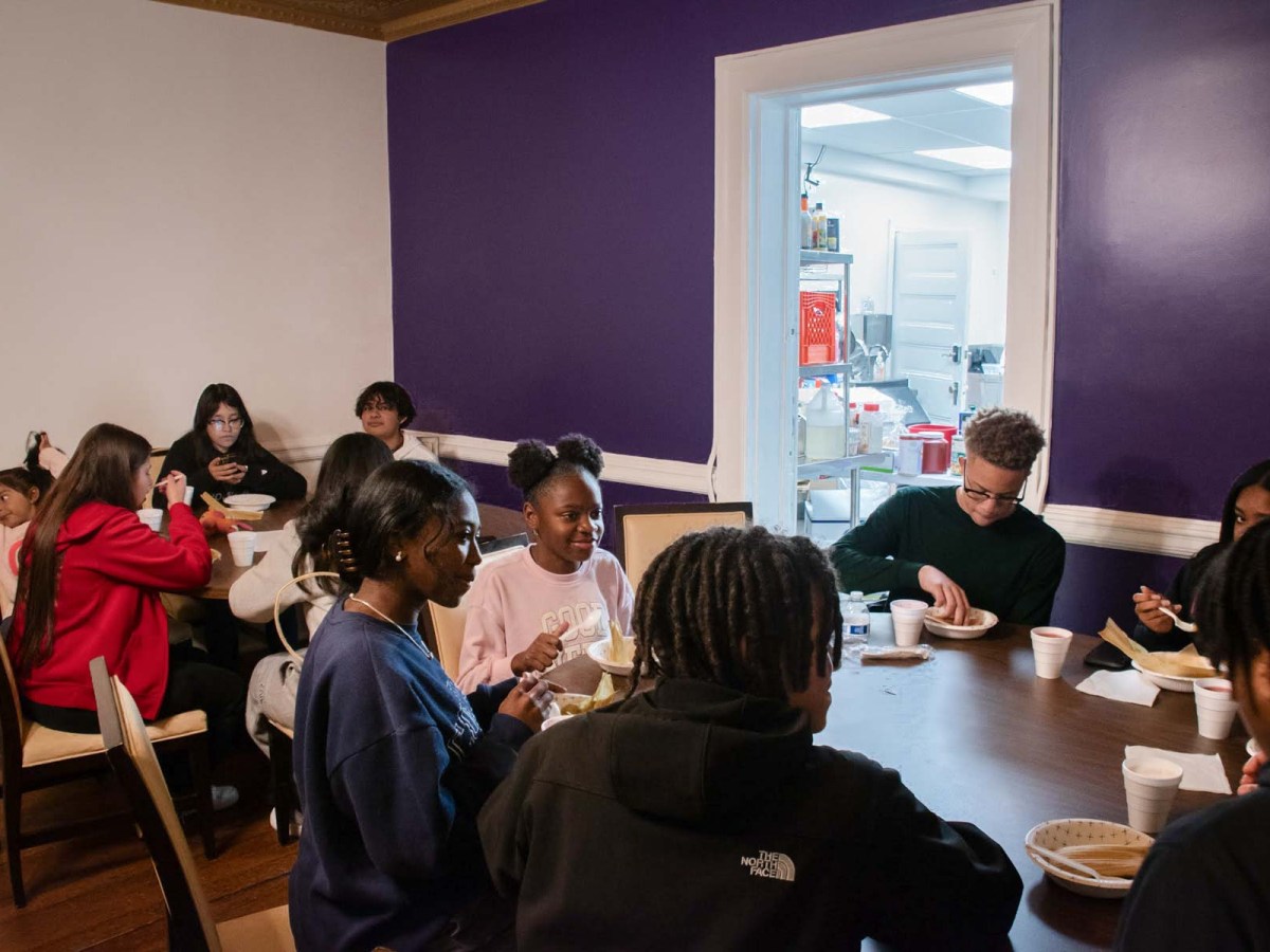 Cómo las organizaciones en Beechview y Manchester están cocinando, actuando y uniendo a niños de color y Latinos