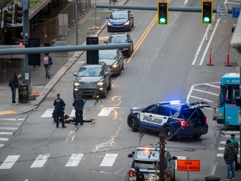 Port Authority and Pittsburgh police respond to a stabbing along Smithfield Street on Thursday, March 2, 2023, in Downtown. (Photo by Stephanie Strasburg/PublicSource)