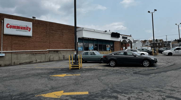 Echo Realty is proposing to build a Giant Eagle, 248 apartment units and 10,000 square feet of retail on former ShurSave site along Liberty Avenue in Bloomfield. (Photo by Ethan Woodfill/NEXTpittsburgh)
